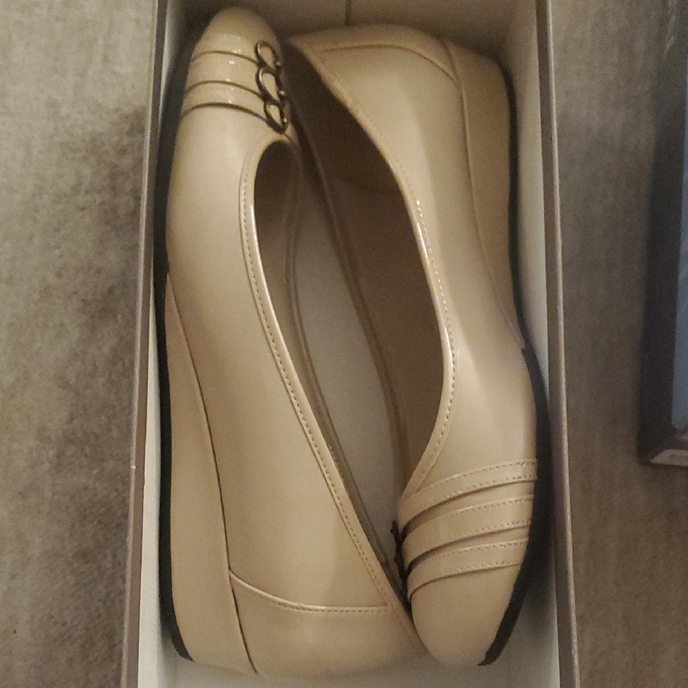 Life Stride Cream Women's Flats